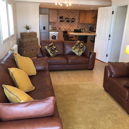 Beautiful 3-Bed Apartment In Гурок Экстерьер фото