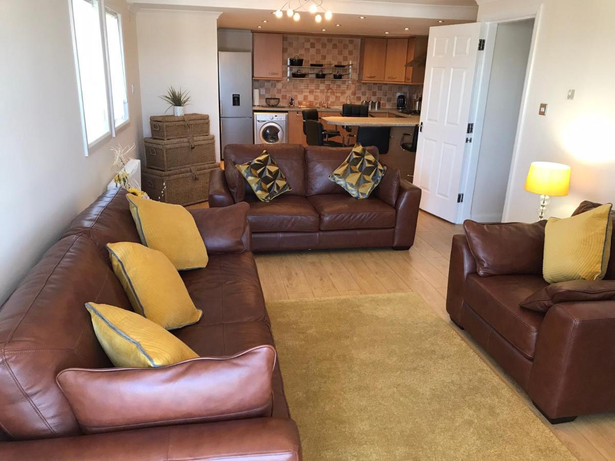 Beautiful 3-Bed Apartment In Гурок Экстерьер фото