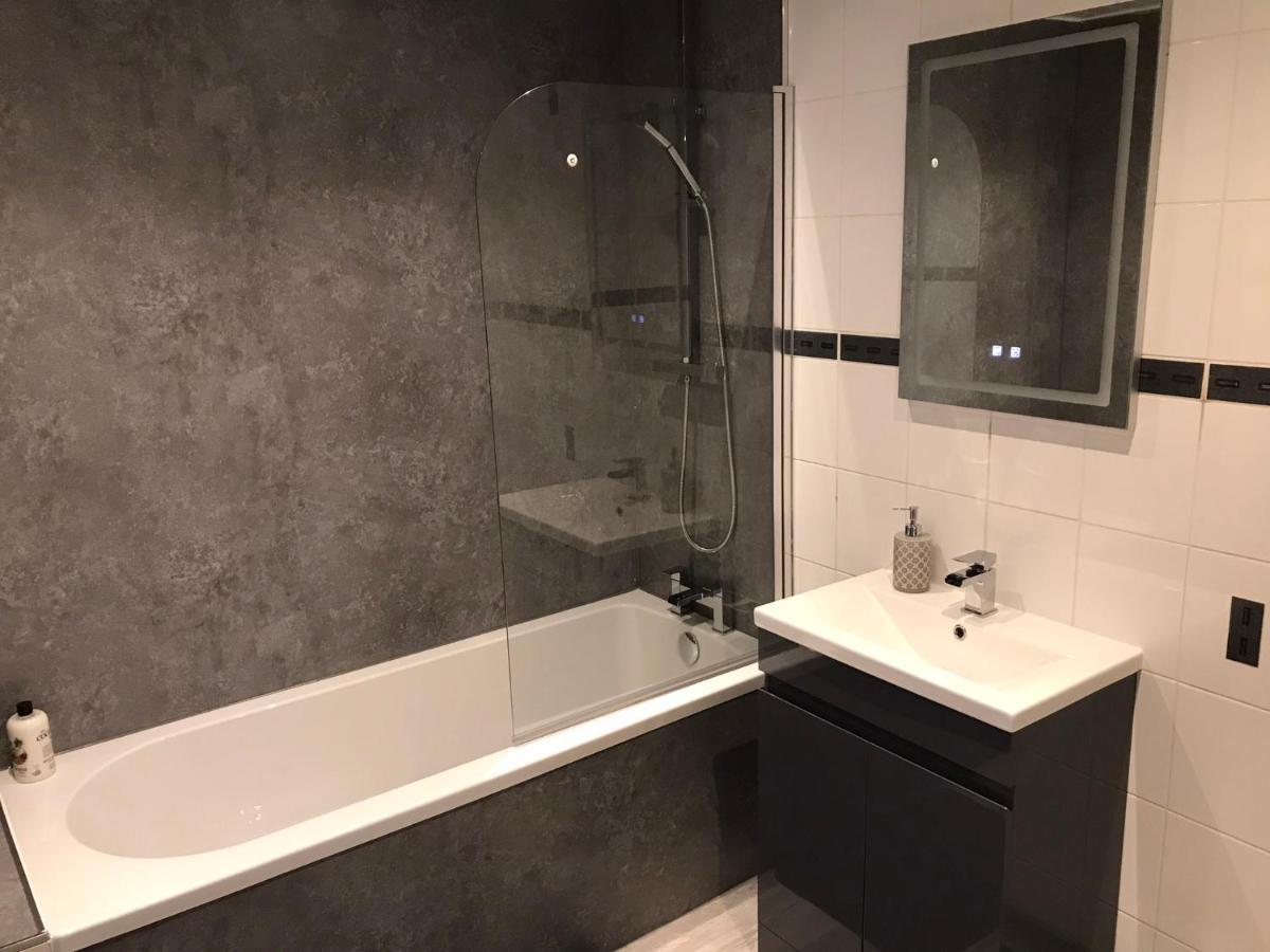 Beautiful 3-Bed Apartment In Гурок Экстерьер фото