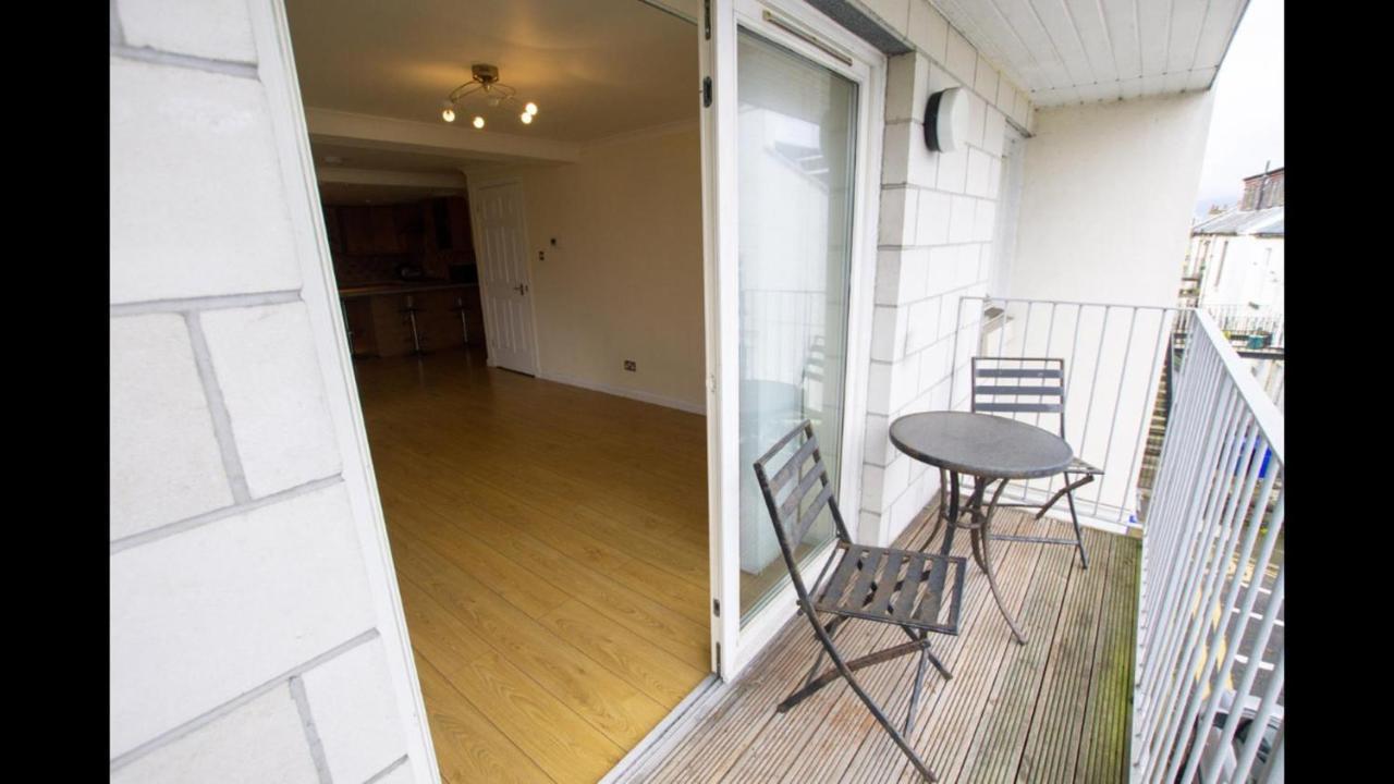Beautiful 3-Bed Apartment In Гурок Экстерьер фото