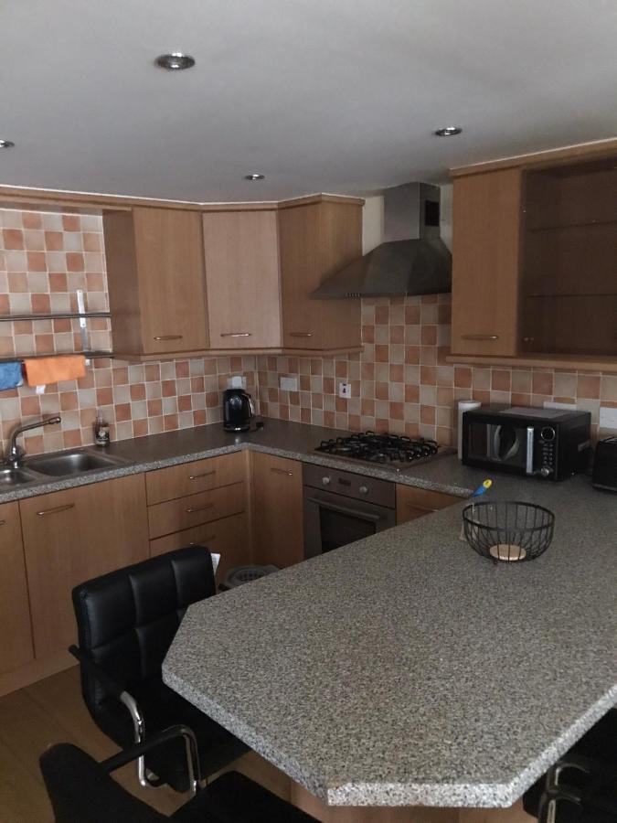 Beautiful 3-Bed Apartment In Гурок Экстерьер фото